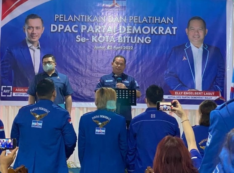 Elly Lasut saat melantik Pengurus Partai Demokrat Kota Bitung.
