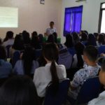 Mahasiswa Fakultas Kesehatan Masyarakat (FKM) mengikuti penerimaan ceramah yang disampaikan penceramah dari Dinas Kesehatan Kota Manado.