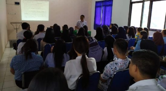 Mahasiswa Fakultas Kesehatan Masyarakat (FKM) mengikuti penerimaan ceramah yang disampaikan penceramah dari Dinas Kesehatan Kota Manado.