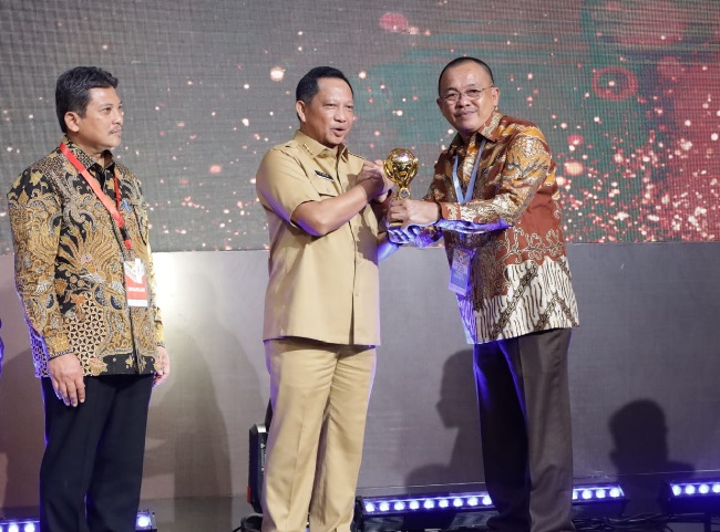 Pemkot Tomohon Raih UHC Award di Bidang Kesehatan.